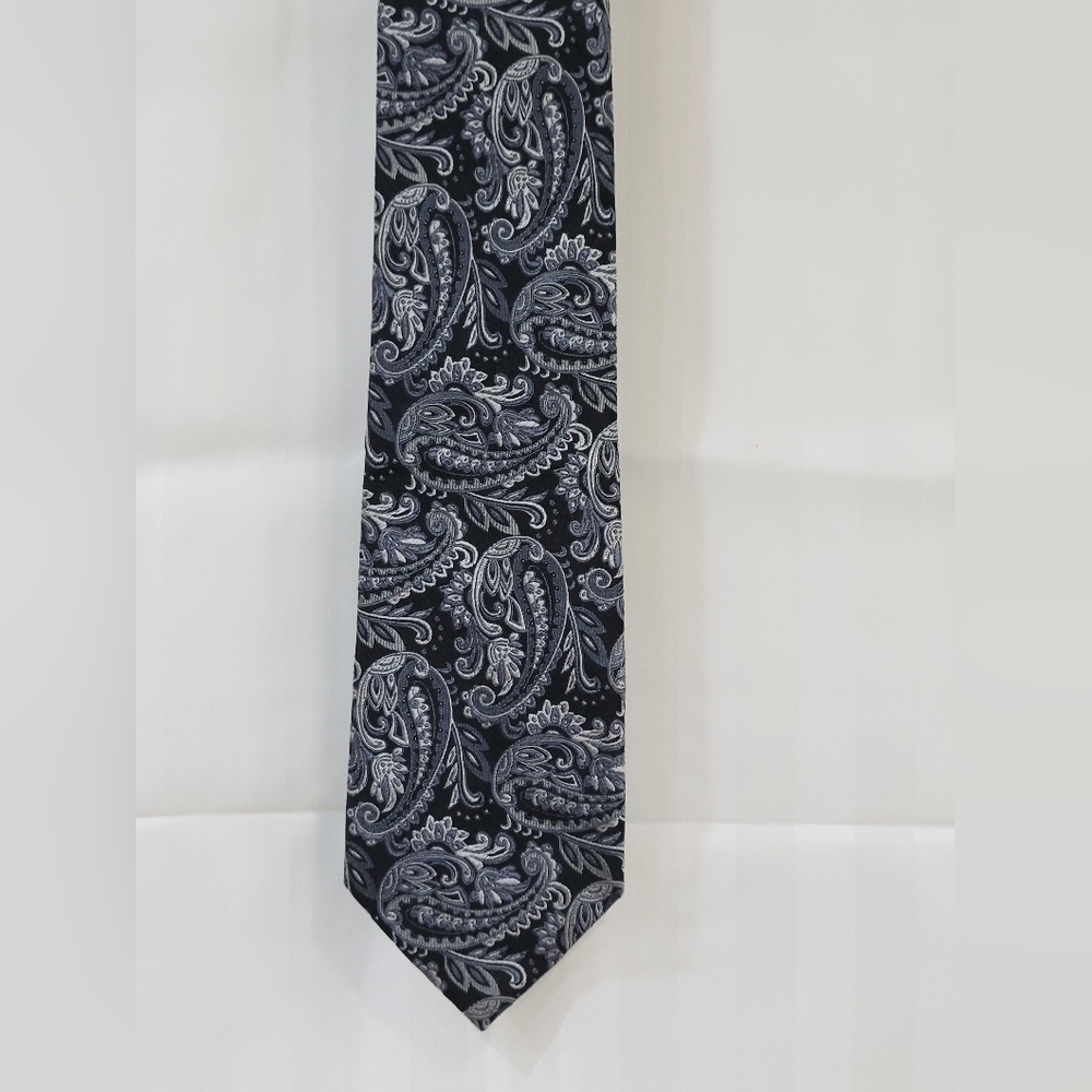 Free with purchase ...Geoffrey Beene paisley tie